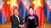 Chairwoman of the Vietnamese National Assembly Nguyen Thi Kim Ngan (R) welcomes her Cambodian counterpart Samdech Heng Samrin (Source: VNA)