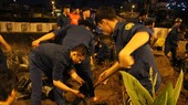 Hundreds of residents and militiamen make efforts to embank with sandbags.