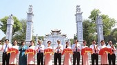 PM Nguyen Xuan Phuc (sixth from right) cuts the ribbon to inaugurate a temple dedicated to the ancestors of President Ho Chi Minh in Kim Lien commune, Nam Dan district, the central province of Nghe An. (Photo: VPG)