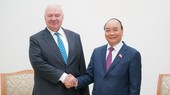 Prime Minister Nguyen Xuan Phuc (R) meets with Russia Ambassador to Vietnam Konstantin Vnukov in Hanoi on November 11. (Photo: VGP/Quang Hieu)