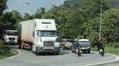 Vehicles not follow rules of safe distancing, move on right side of Bao Loc pass