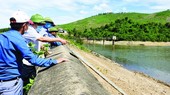 Central region urgently completes sea embankments, reservoirs upon stormy season