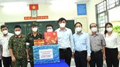 Senior leaders of HCMC visit Covid-19 hit people facing difficult circumstances