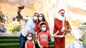 HCMC people enjoy safe Christmas Eve