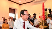 City leaders offer incense to commemorate Presidents Ho Chi Minh, Ton Duc Thang