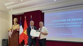 National external information service award presented to French historian