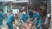 Forces, volunteers in Da Nang jointly clean up debris, trash following flood