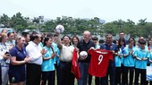 PMs join in exchange with female footballers of Vietnam, Australia