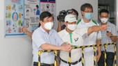 Chủ tịch UBND TPHCM Nguyễn Thành Phong kiểm tra công tác tiêm chủng vaccine Covid-19. Ảnh: HOÀNG HÙNG