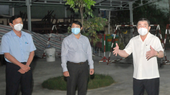 Chủ tịch UBND TP Nguyễn Thành Phong kiểm tra một cơ sở cách ly trên địa bàn quận Gò Vấp. Ảnh: CAO THĂNG