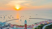 Sun Premier Village Primavera ôm trọn bờ biển Nam đảo Ngọc và sát gần nhiều công trình biểu tượng của Sun Group