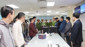 Lực lượng chức năng thực hiện khám xét tại phòng nghiệp vụ của Cục Đăng kiểm Việt Nam ngày 28-12