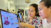 民众了解网购商品。