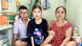 秋姮(中)与丈夫(左)和母亲。
