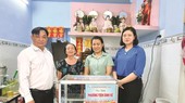 向贫困华人妇女赠送谋生工具