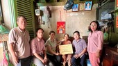 第五郡越南祖国阵线委员会领导和温陵会馆常值副理事长吴丽株探望陈英大娘。