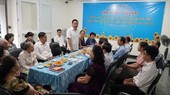 第三郡郡委书记范成坚解答武氏六坊第二街坊区居民的提问。