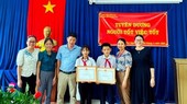 拾金不昧的两名小学生获颁发奖状。