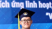 梁伟炵在毕业上获表彰。
