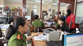 公安力量为学生办理芯片公民身份证。