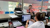 民众到坊人委会申办婚姻状况确认书。