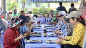 中午10时30分,很多人前往2000元饭店用餐。