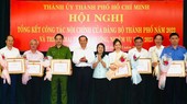市委书记阮文年和市祖国阵线委员会主席陈金燕向各集体颁发奖状。