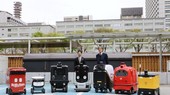 3月27日,各家单位的自动送货机器人在东京都千代田区参加演示活动。(图:共同社)