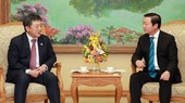 政府副总理陈红河(右)接见JICA驻越南首席代表清水彰。(图:VGP)