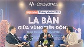 越南富布赖特大学高级讲师阮春成(中)分享越南经济情况