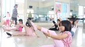 许多少儿在家长允许下学习矫正姿态方法,希望能把学习压力缓解。