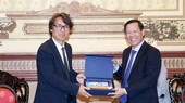 市人委会主席潘文迈(右)向韩国环境部副部长金恒升赠送纪念品。(图:越通社)