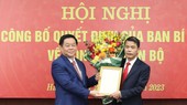 中央宣教部部长阮仲义(左)向武青梅同志颁授人事委任《决定》。(图:宣教部)