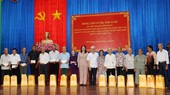国家副主席武氏映春(中)向平阳省滨桔市优抚政策对象赠送礼物后合影留念。(图:人民报)