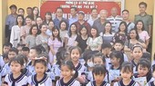 慈善团向学生赠送礼物。