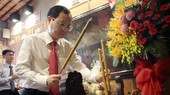 市委副书记阮文孝亲往胡志明博物馆本市分馆上香并敬献鲜花缅怀孙德胜主席。(图:垂庄)