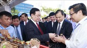 国会主席王廷惠参观该省特色产品陈列展。(图:越通社)