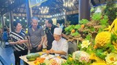 厨师在美食节上展示蔬果雕花艺术作品。