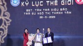 吴氏清心(中)的“心茶妙宝”收藏品荣获世界纪录。