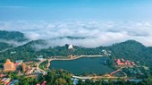 禁山在滚滚漂浮的云朵中更加炫丽。