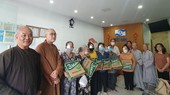 病人领取礼物后准备上车回家乡。
