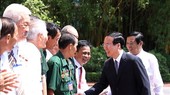 国家主席武文赏与永隆省有功者交谈。(图:越通社)