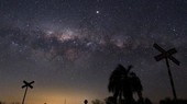据英国《卫报》报导,随着光污染加剧,夜空被照亮的程度逐年加强,20年后的人类仰望夜空,可能再也看不见恒星。(示意图:互联网)
