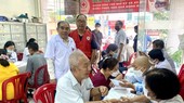 第五郡红十字会与郡东医会两位副主席观察病人在诊病。