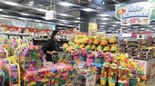 民众在超市的儿童玩具专区购物。