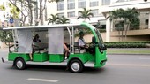 在居民区活动的电动车。