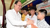 市领导探望特困少儿