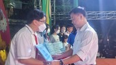 第五郡越南祖国阵线委员会主席黎晋才颁赠礼物给少儿。