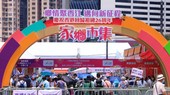 现场人潮涌涌,市民有序排队入场。