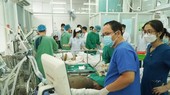 图为6月3日,市大水镬医院急救室医护人员在为一名严重灼伤者进行救治。(图:VNN)